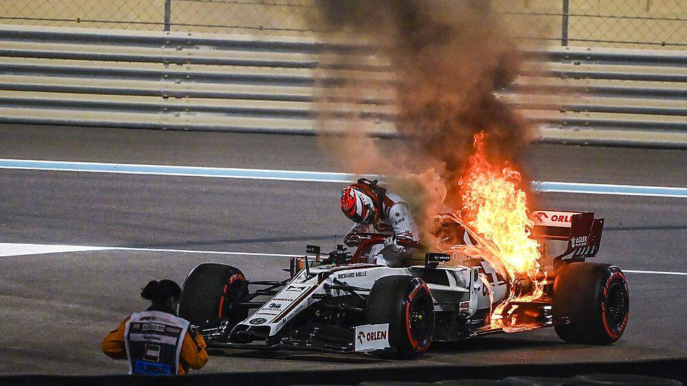 Der Alfa Romeo von Kimi Räikkönen fing während des Fahrens plötzlich Feuer