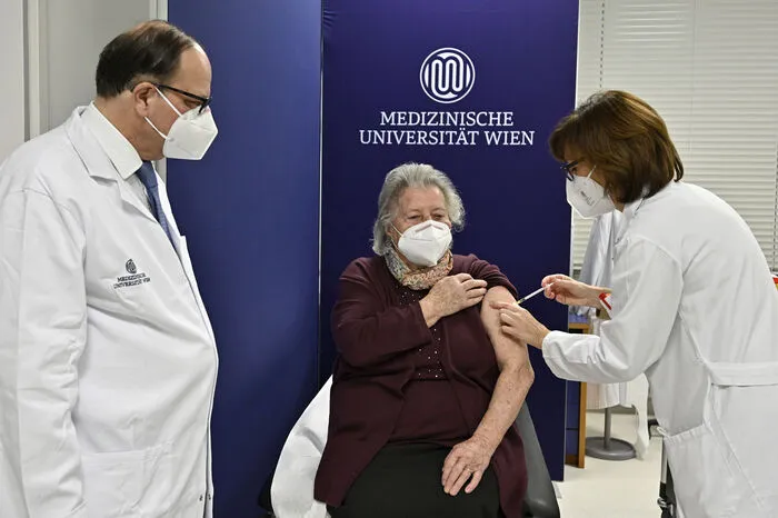 Durchgeführt wurden die ersten Injektionen von Ursula Wiedermann-Schmidt, Präsidentin der Österreichischen Gesellschaft für Vakzinologie und Vorsitzende der österreichischen Impfkommission, im Beisein des Präsidenten der Österreichischen Ärztekammer, Thomas Szekeres.