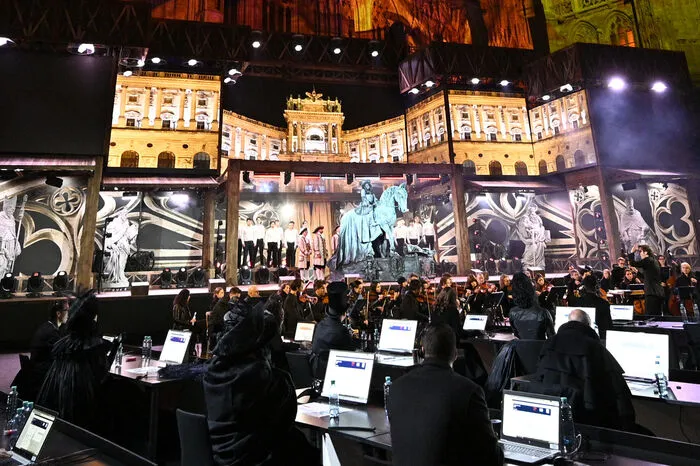 Im Mittelpunkt von "Austria for Life" stand der Wiener Stephansdom, der als steinernes Bilderbuch fungierte, insbesondere die goldene Kugel des Südturms. Die 30 Quadratmeter große Bühne war dazu mit 200 Quadratmetern LED-Screens verkleidet, um historische Momente wie den Brand des Stephansdoms am 12. April 1945 ins Szene zu setzen.
