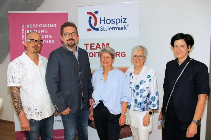 In seinem Vortrag ging Eisner auf die Bedeutung eines ganzheitlichen Ansatzes durch ehrenamtliche Hospizbegleitung, fachliche Pflege und medizinischen Beistand im Rahmen der Begleitung von Menschen am Lebensende ein.