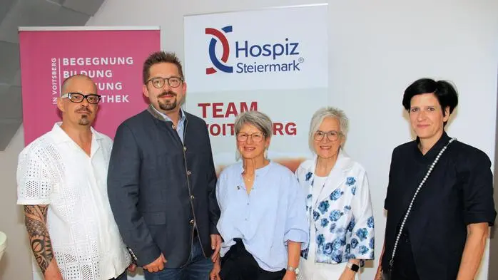 Roland Vanicek (Palliativ-Care-DGKP), Primar Florian Eisner, Christine Halper (Hospizteam), Dorothea Sauer und Astrid Kniendl (beide Verein akzente, von links)