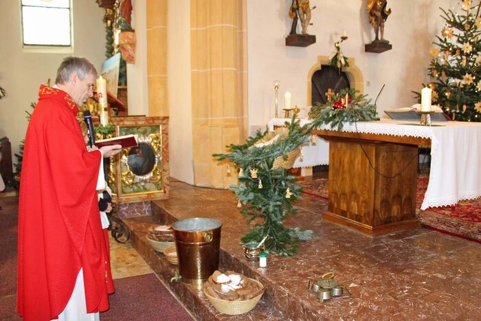 Pfarrer Eugen Länger zelebrierte den Festgottesdienst der vom MGV St. Stefan unter der Leitung von Karl Ruhs sehr schön mitgestaltet wurde.