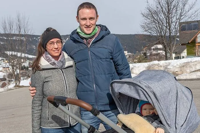 Julia und Markus Fasching kamen mit Anton zum Testbus.