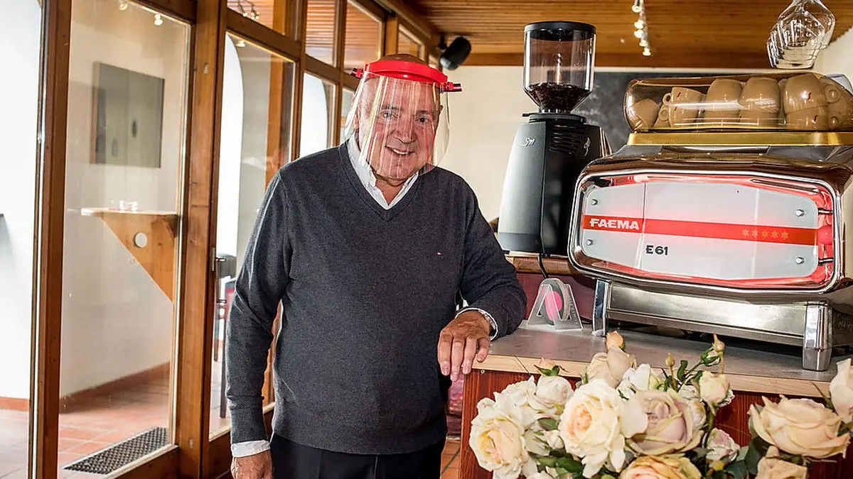 Kaspar mit Schutzvisier im neuen Lokal