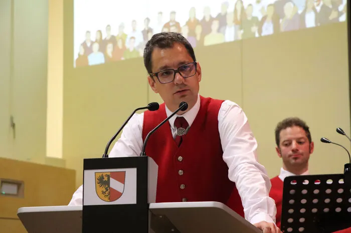 Obmann Harald Faschinger bei seiner Begrüßung meinte: "Mir bleibt die Spucke weg, daß soviele Leute (über 400 Besucher!) heute zum Frühlingskonzert gekommen sind"! DANKE!