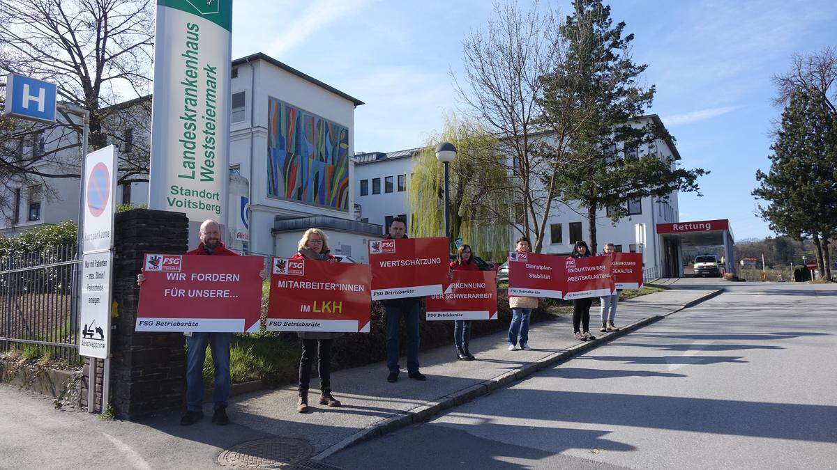 Vor dem LKH Voitsberg protestierten am Dienstag Pflegekräfte für mehr Wertschätzung und bessere Bezahlung