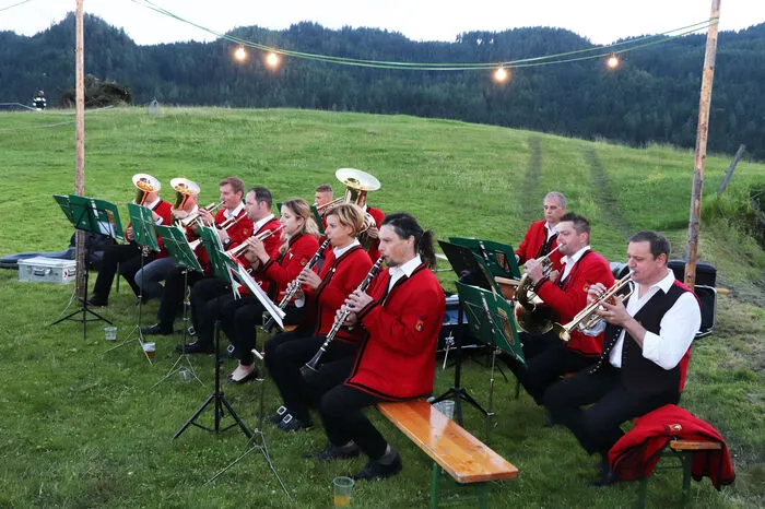 Mit dabei war auch Trach­ten­ka­pel­le Tif­fen unter Leitung von Kapellmeister Martin Schrall und Obmann Harald Domenig.