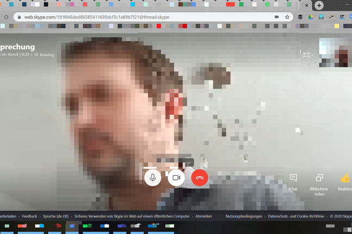 Man kann entweder mehrere Gesprächspartner im Fenster haben oder Skype so einstellen, dass nur derjenige angezeigt wird, der spricht. Außerdem kann man - zumindest in der App - den Hintergrund unscharf stellen.