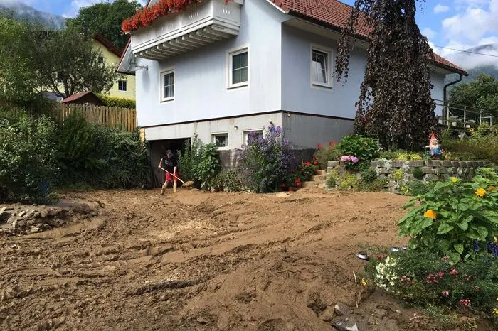 Seit Dienstagfrüh gehen die Aufräumarbeiten weiter. Neben den Feuerwehren steht auch das Bundesheer im Einsatz.