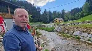 Grabenmühlen-Wirt Rupert Schneider vor der Brücke, vor der Gößnitzbach und Höllibacherl zusammenlaufen