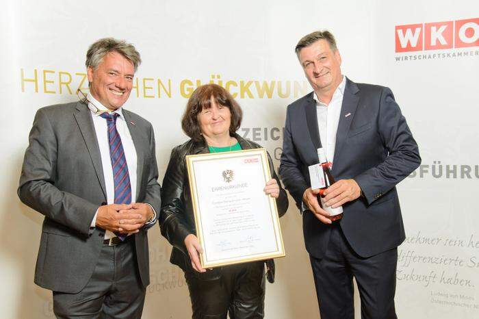 Christine Maria Glinzner-Mosier von  "Geschirr & Geschenke" in Spittal wurde für 40 Jahre Unternehmertum geehrt	 