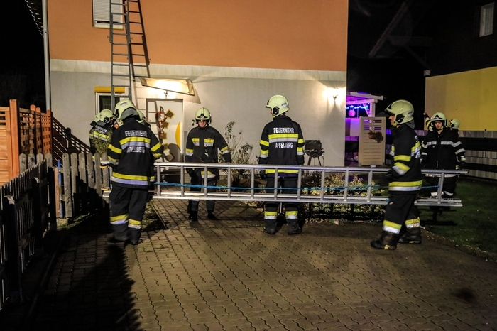 Noch während des Sturmes begannen die Helfer mit den Reparaturarbeiten, um Schlimmeres zu verhindern.