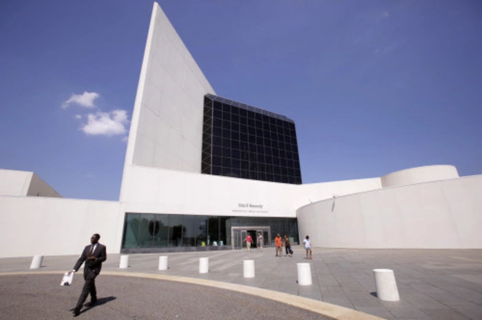Diesen Bibliotheks-Prachtbau zu Ehren eines Präsidenten, die "John F. Kennedy Presidential Library", entwarf I.M. Pei in Boston.
