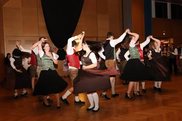 Aufgetanzt haben die Landjugend Tiffen mit Luca Thaler (Obmann) und Petra Stichhauner (Leiterin) sowie der Landjugend Ebene Reichenau mit Stefan Schmölzer (Obmann) und Annalena Huber (Leiterin) und Lisa Bacher auf der Steirischen Harmonika.