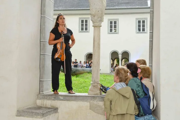 Das Publikum wanderte durch den Ort zu insgesamt 30 Shows.