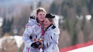 Lilly Sammer (rechts) guidete Veronika Aigner zu Abfahrts-Gold