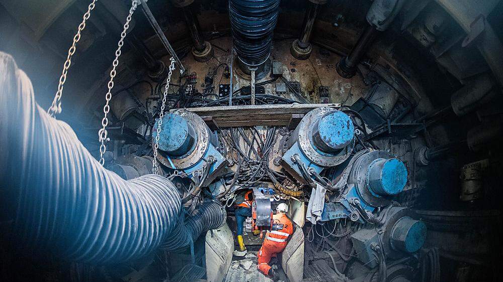 Der riesige Bohrkopf bei der Tunnelvortriebsmaschine