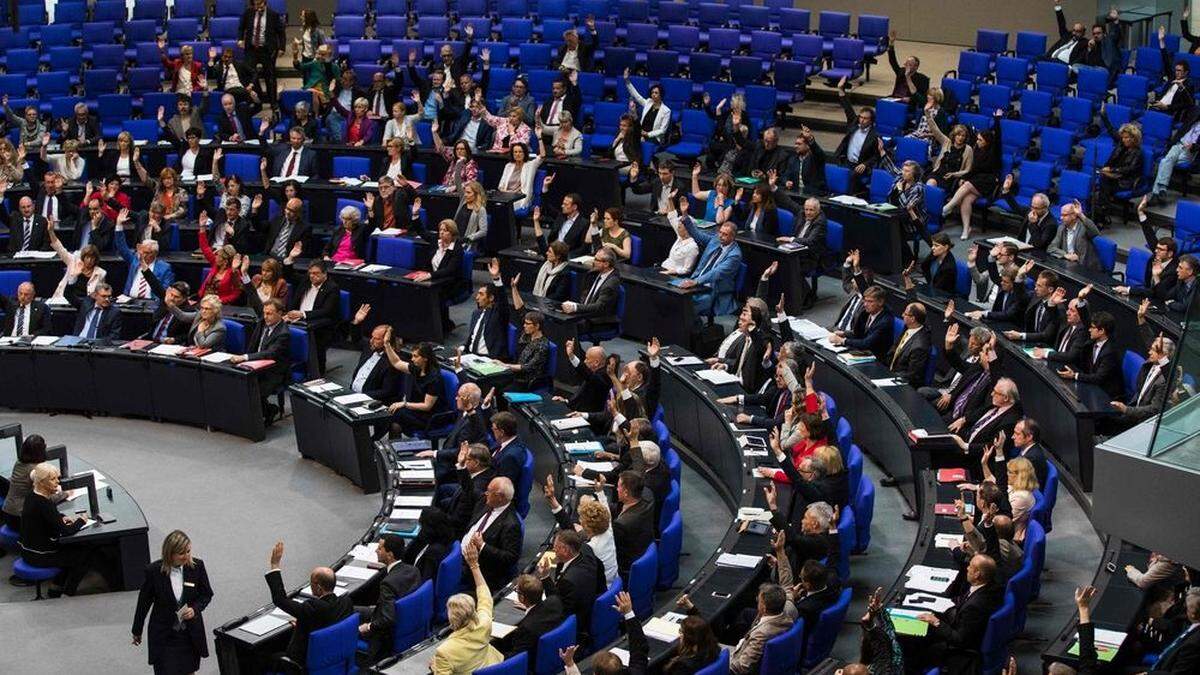 Der deutsche Bundestag beschloss in der Nacht zum Freitag ein Heiratsverbot für Jugendliche