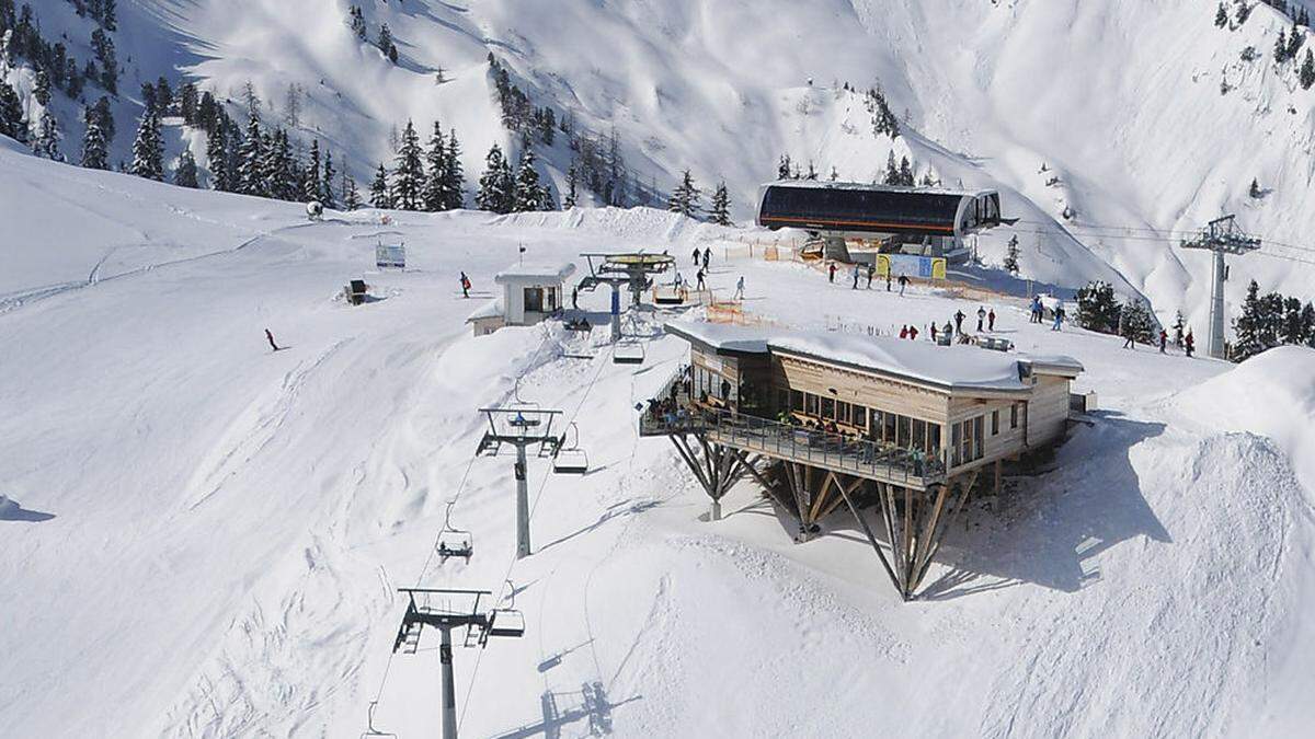 Der Hochsitz ist eines der Erkennungsmerkmale der Riesneralm