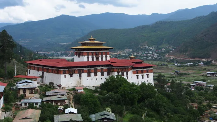 Gerade mal 750.000 Einwohner hat das kleine Königreich Bhutan. Mitten im Himalaya-Gebiet, liegt es zwischen den Großmächten Indien und China. Aber es hat ...