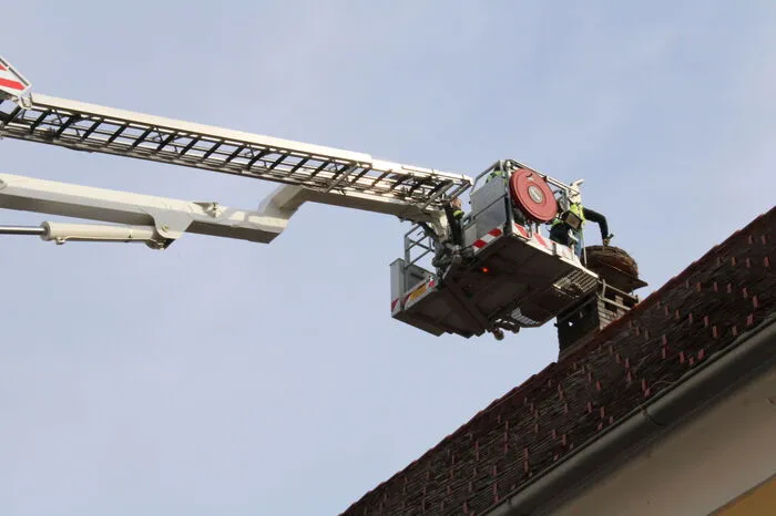 Mit der Feuerwehr-Drehleiter geht es hinauf in luftige Höhen.