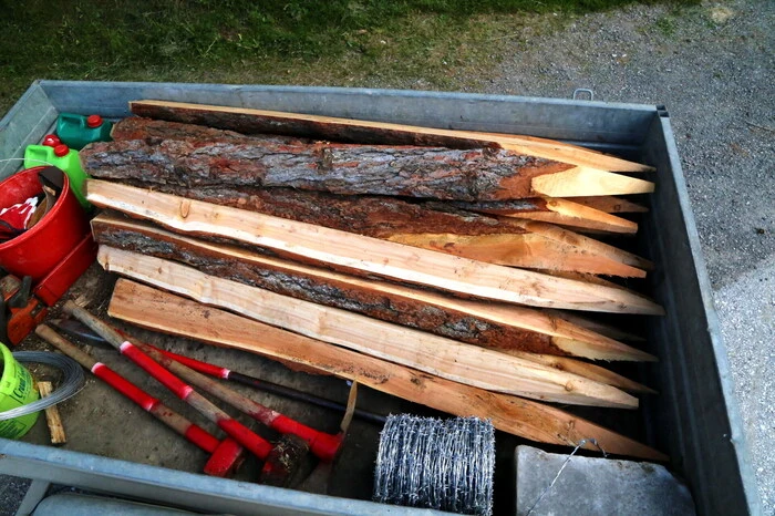 Im Gepäck: Hunderte Zaunpfähle und mehrere Stacheldrahtrollen. 