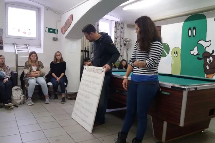 Zuvor ging es für die Gymnasiasten ins Jugendzentrum. Dort informierten Mitarbeitern über die Street-Work-Aktivitäten und erzählten aus der Praxis.
