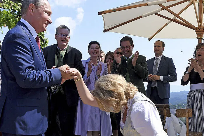Weltweit bekannt war die von der FPÖ nominierte Politikerin damit geworden, Russlands Machthaber Wladimir Putin zu ihrer Hochzeit ins steirische Gamlitz 2018 eingeladen zu haben. Dadurch, dass Putin überraschend zusagte, explodierten allein die Sicherheitskosten für die Veranstaltung auf rund 223.000 Euro.