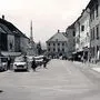 Vor der Einführung der Fußgängerzone konnte man auf dem Hauptplatz auch parken, wie eine Aufnahme aus dem Jahr 1966 zeigt 