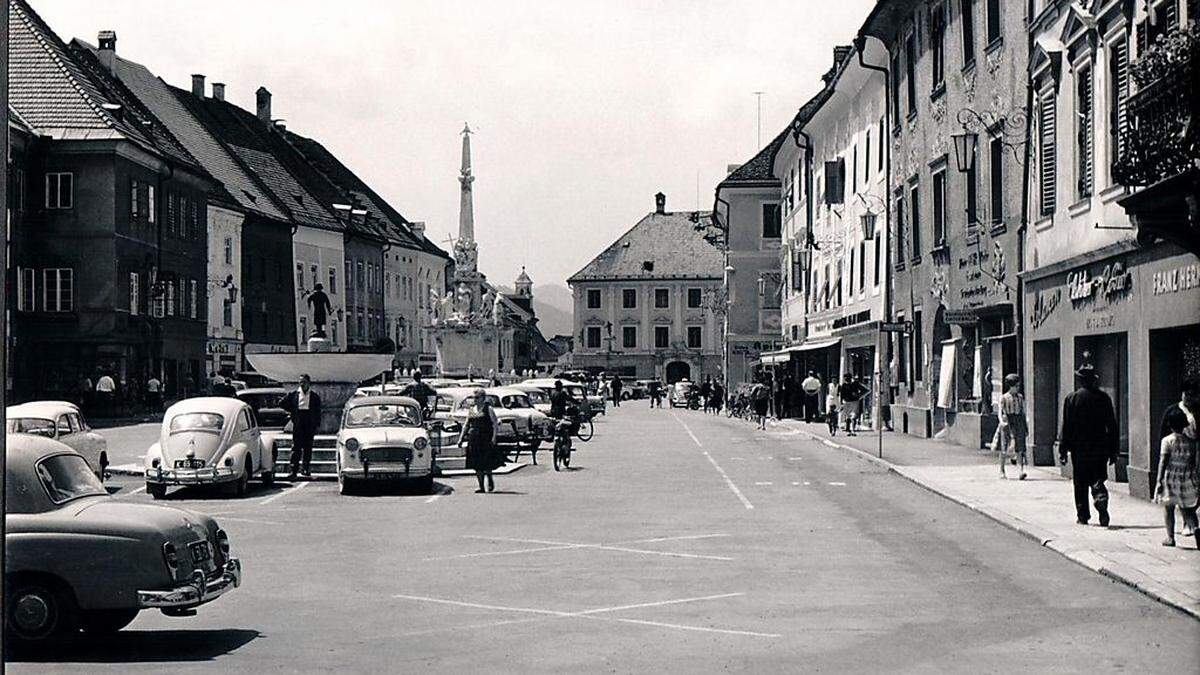 Vor der Einführung der Fußgängerzone konnte man auf dem Hauptplatz auch parken, wie eine Aufnahme aus dem Jahr 1966 zeigt 