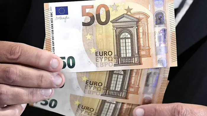Am 4. April 2017 wird der neue 50-Euro-Schein in Umlauf gebracht. Der am häufigsten gefälschte Geldschein verfügt über neue Sicherheitsmerkmale und gilt - wie schon der neue Zwanziger und der neue Zehner - als sehr fälschungssicher.