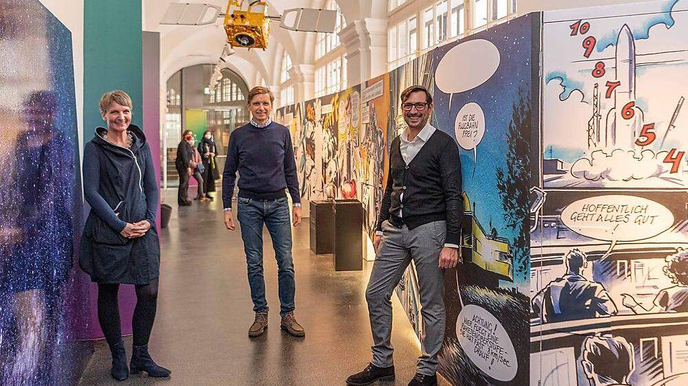 Kuratorin Bettina Deutsch-Dabernig, IWF-Vizedirektor Werner Magnes und Kindermuseum-Chef Jörg Ehtreiber vor der langen Comic-Wand