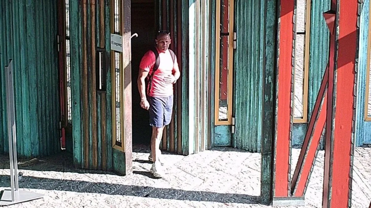 Mit diesem Fahndungsbild sucht die Polizei nach einem Mann, der sich im Opferstock der Kirche Thal bedient haben soll