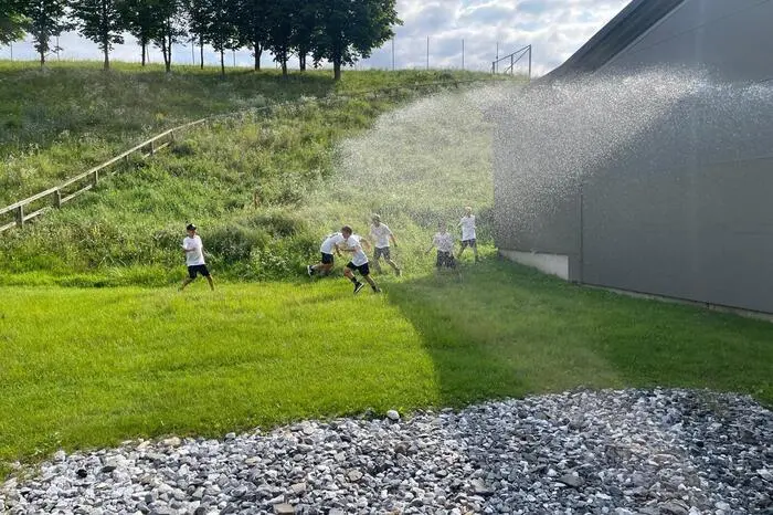 Bei hochsommerlichen Temperaturen wurde die Strahlrohrvorführung mit viel Freude als Abkühlung genutzt.