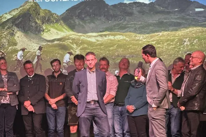 Kleine-Zeitung-Redakteur und Protagonist Rainer Brinskelle, der in den nachgestellten Szenen den Erzherzog mimt, erzählte von den herausfordernden Dreharbeiten, bei denen er mit historischen, genagelten Bergschuhen auf über 2000 Meter Seehöhe kletterte und blanke Butter essen musste. 