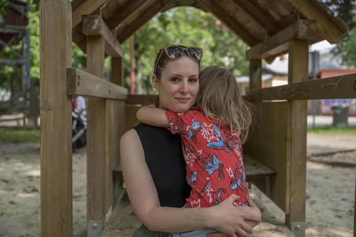 Lisa Freissmuth (35) kommt mit ihrem Sohn regelmäßig zum Spielplatz im Volksgarten 