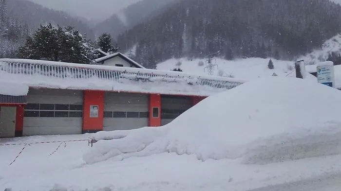 Das Autohaus Ritzinger ist wegen akuter Lawinengefahr im Eisenerzer Ortsteil evakuiert