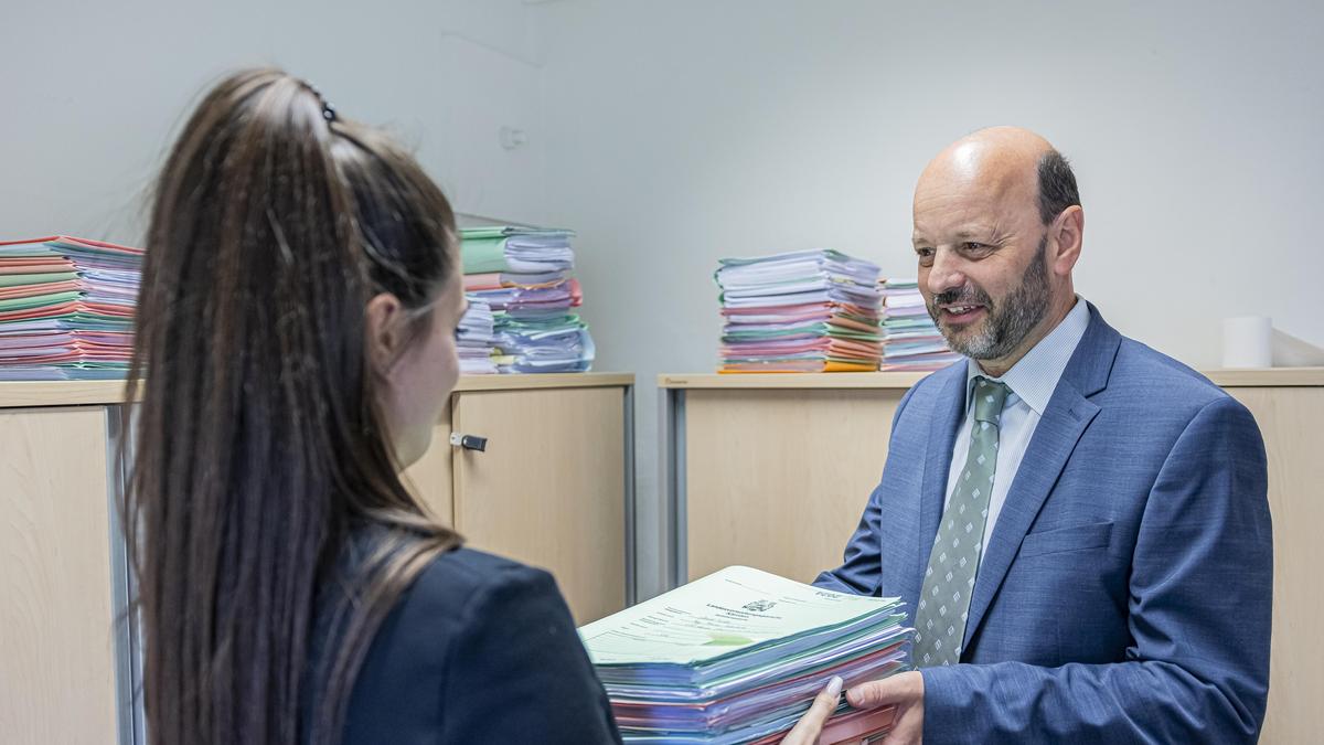 Hier gibt es noch Berge von Papierakten: Mehr als 2300 Verfahren werden am Landesverwaltungsgericht (am Bild Präsident Armin Ragoßnig) erledigt 