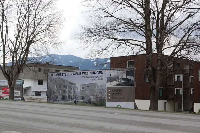 Auch wenn hier ein Stückchen weiter die Hauptstraße hinauf mit Zweitwohnsitzen geworben werde (Reingruber: "Das ist ihr gutes Recht") gehe der Hauptteil der Wohnungen an Einheimische, so der Bürgermeister.