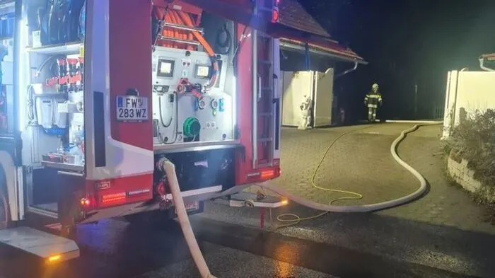 Die Freiwilligen Feuerwehren (FF) Puch bei Weiz und Floing rückten am vergangenen Mittwochabend zu einem Fassaden- bzw. Terrassenbrand aus.