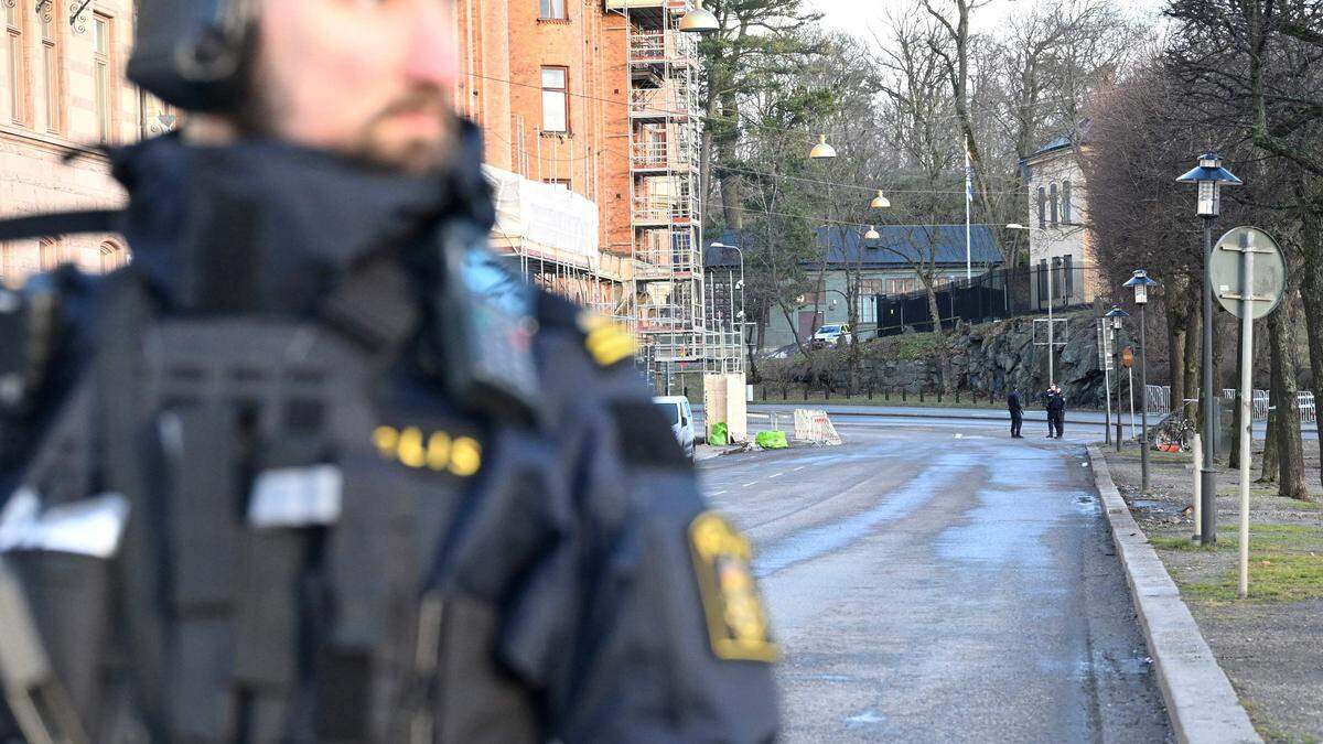 Ein Polizist vor der israelischen Botschaft in Stockholm.