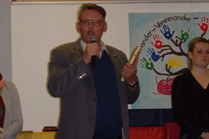 Im Zuge der Eröffnung mit Direktorin Lydia Gasser brachten auch Vizebürgermeister Christian Potocnik, Schulinspektorin Gabriele Patterer, Pädagogin Gerda Themeßl-Huber und Bibliotheksleiterin Gaby Mörtl ihre Lieblingsbücher aus Schulzeiten mit.
