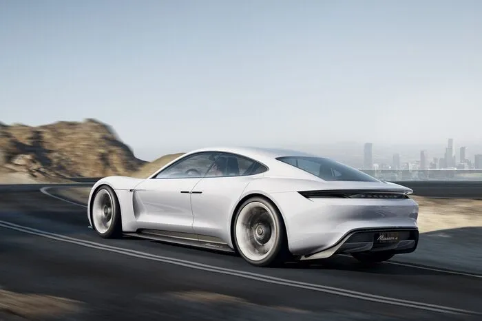 Hinzu stellt Porsche eine von Elektrofahrzeugen bisher unerreichte Dauerleistung in Aussicht, mit denen mehrere Beschleunigungsvorgänge direkt hintereinander ohne Leistungsverlust möglich sind.