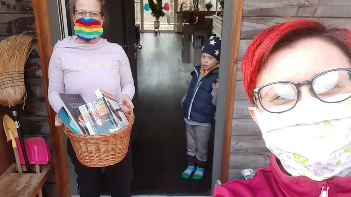 Bei der Übergabe der Bücher wird größter Wert auf die Einhaltung alles Hygienemaßnahmen gelegt