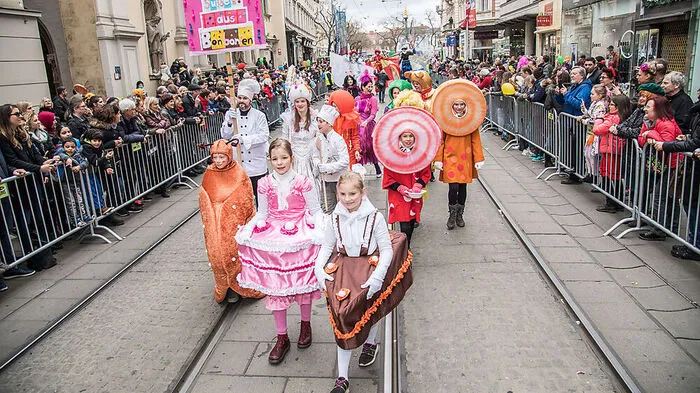 Gewann in der Kategorie "Gruppen" den ersten Platz: Das Mariagrüner Kindertheater. Ihr Thema: "Süße Grüße aus Bonbonien". Alle Kostüme hat die Kostümbildnerin des Kindertheaters, Anna Prattes, selbst hergestellt.