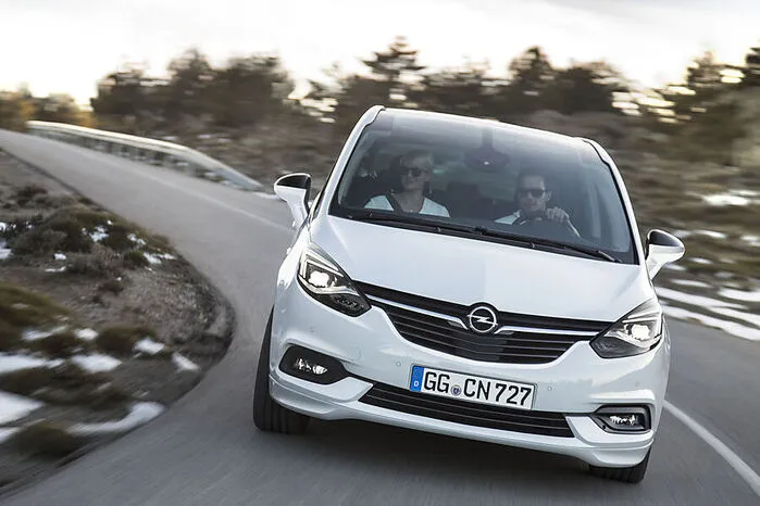 Front und Scheinwerfer haben die Rüsselsheimer bei der Modellpflege neu gestaltet. Darüber hinaus bietet Opel erstmals in dieser Fahrzeugklasse die jüngste Generation des adaptiven Fahrlichts AFL mit LED-Technologie an (AFL = Adaptive Forward Lighting). Das System verfügt über neun verschiedene Funktionen und passt die Ausleuchtung durch die Scheinwerfer automatisch an die jeweilige Fahrsituation an, so dass stets die optimale Lichtleistung vorhanden ist.