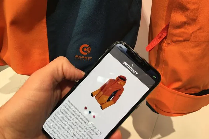Was an Supermarktkassen funktioniert, setzt der Outdoor-Ausrüster Mammut auch für Teile seiner Bekleidungskollektion ein: NFC (Near Field Communication). Eine App erkennt die Jacke und liefert Produktinfos.
