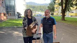 Marion Read und Anton Trautmann, Abfallberater des Abfallwirtschaftsverbandes Leoben