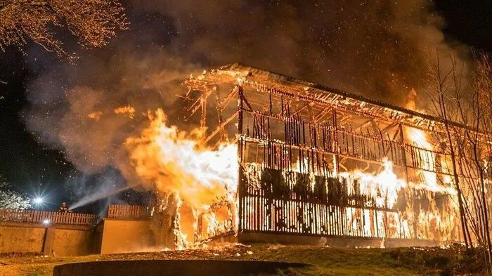 In Zöbern standen rund 200 Feuerwehrleute stundenlang im Einsatz, um das angrenzende Haus der sechsköpfigen Familie zu schützen