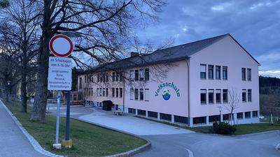 Die Mittelschule Kirchberg an der Raab (im selben Gebäude wie die Volksschule) ist betroffen